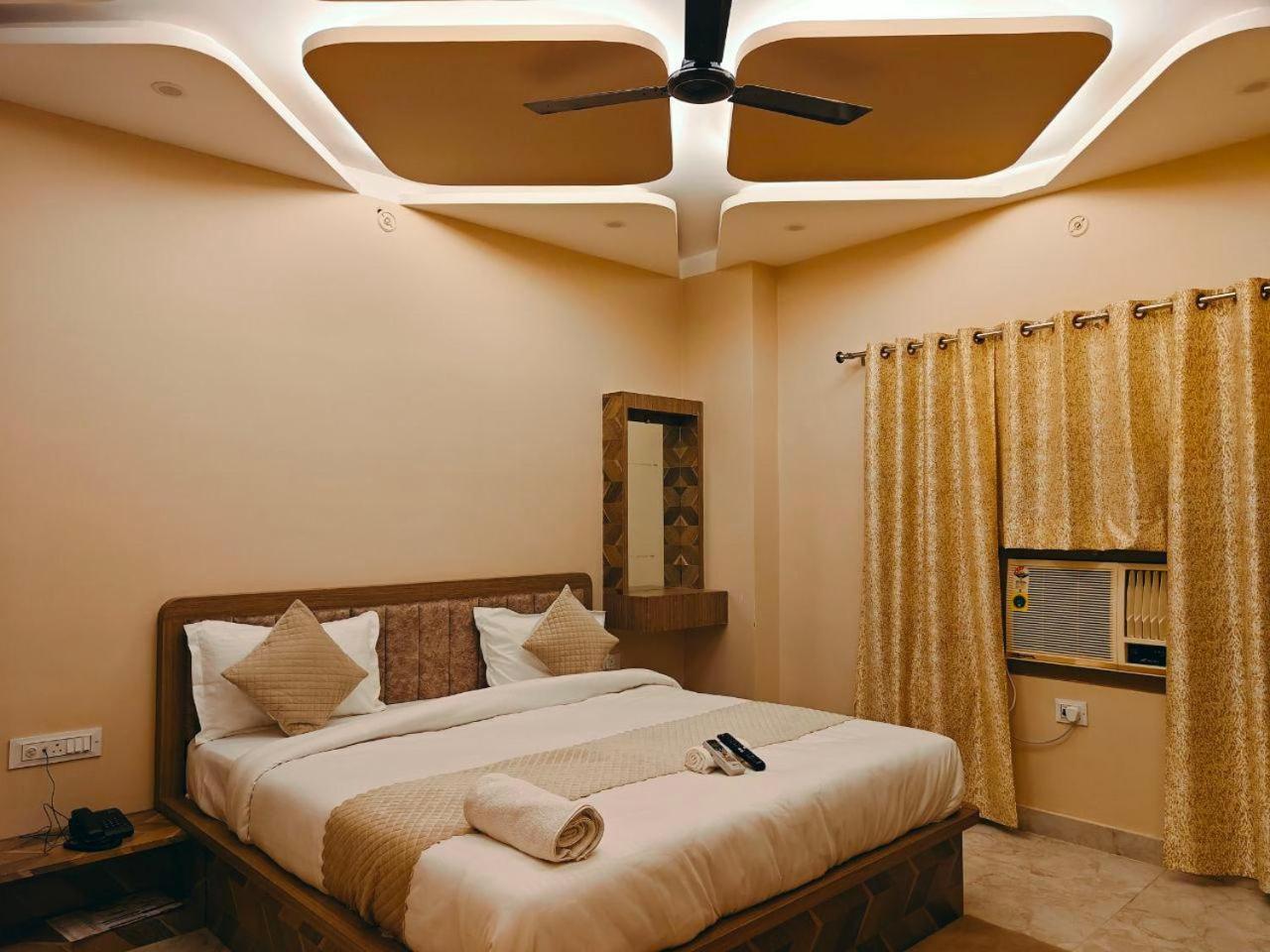 Hotel The Pushpraj Varanasi Bagian luar foto