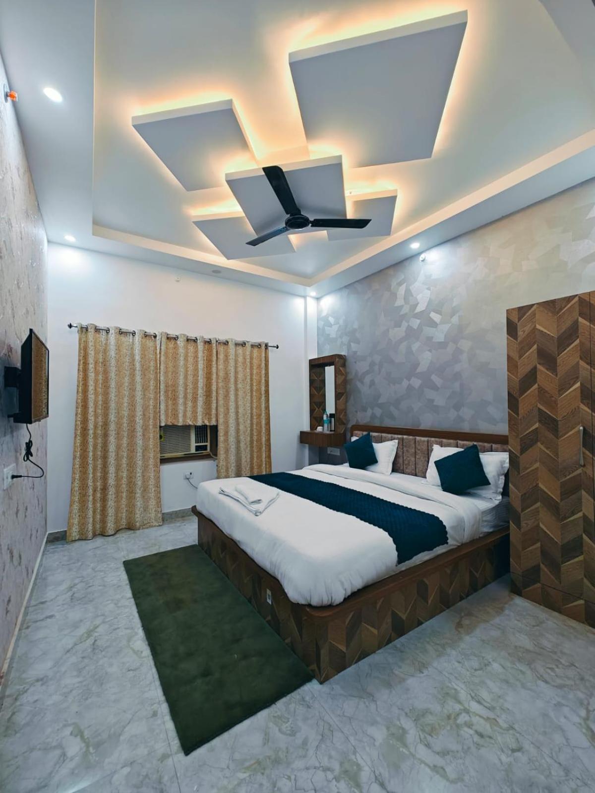 Hotel The Pushpraj Varanasi Bagian luar foto