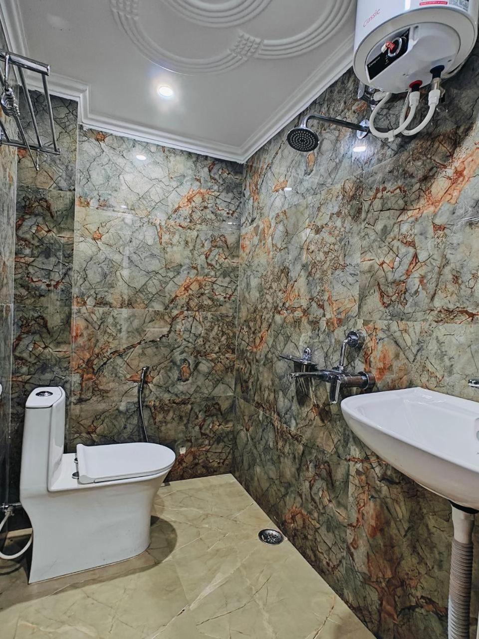 Hotel The Pushpraj Varanasi Bagian luar foto