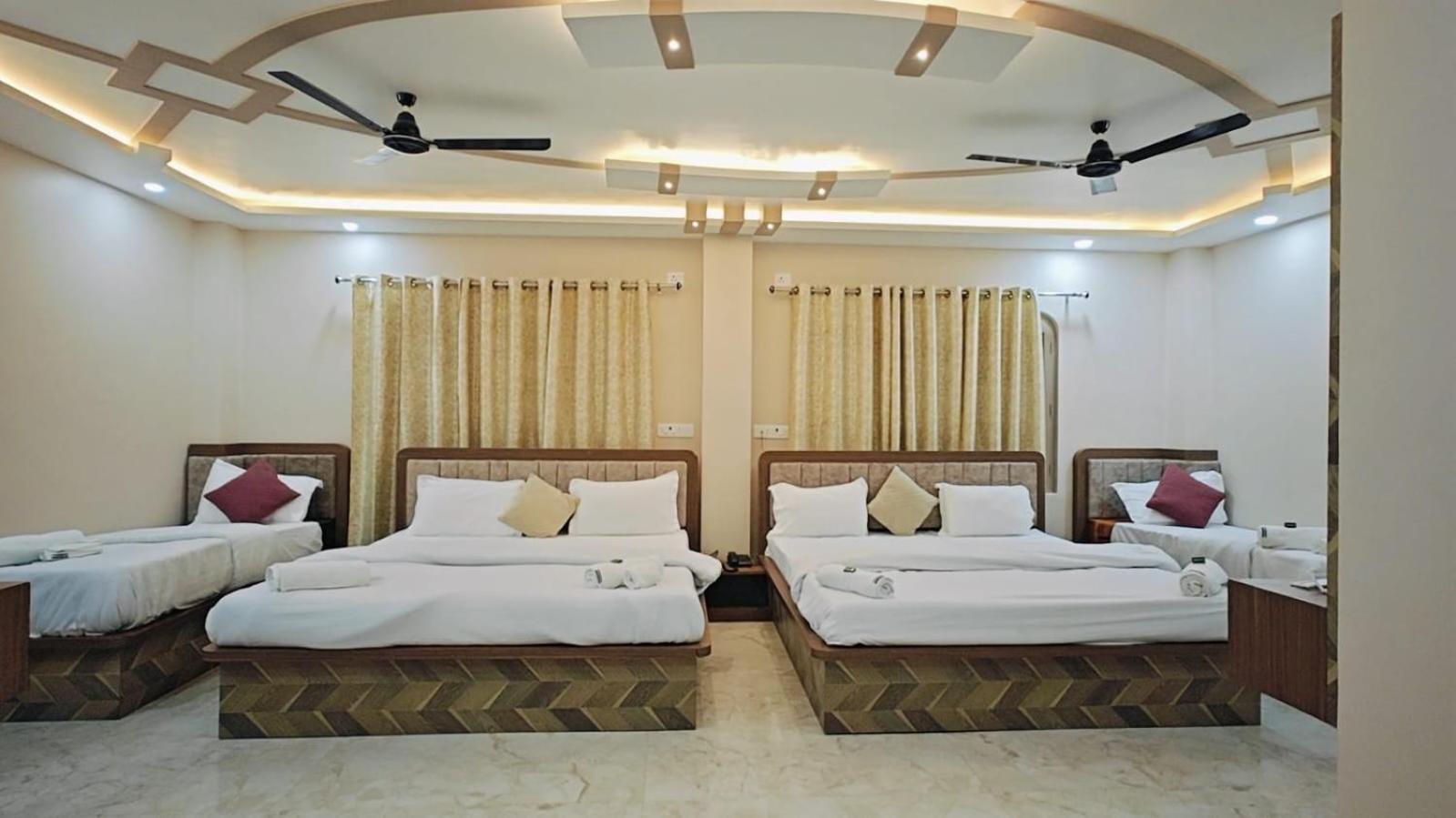 Hotel The Pushpraj Varanasi Bagian luar foto