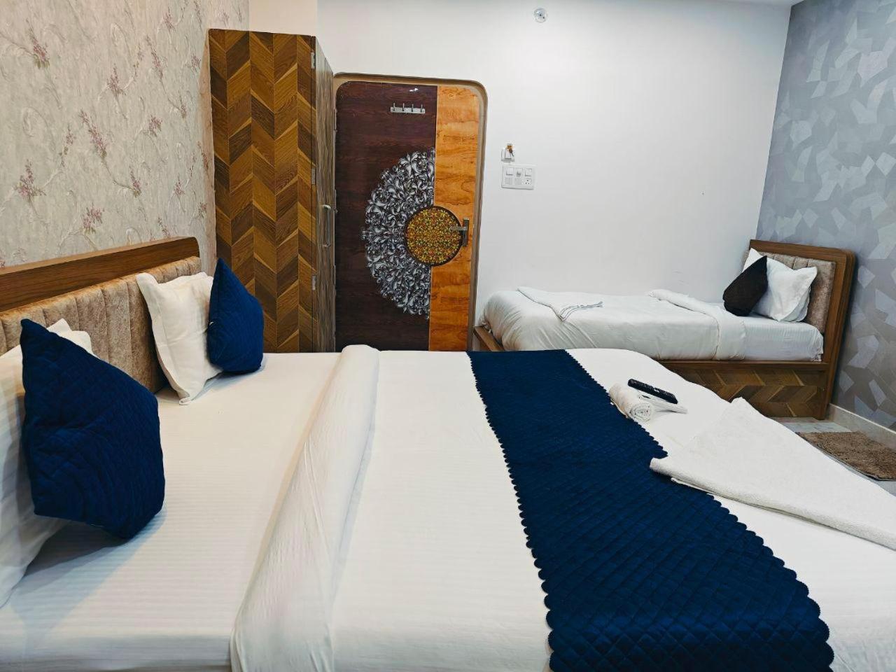 Hotel The Pushpraj Varanasi Bagian luar foto