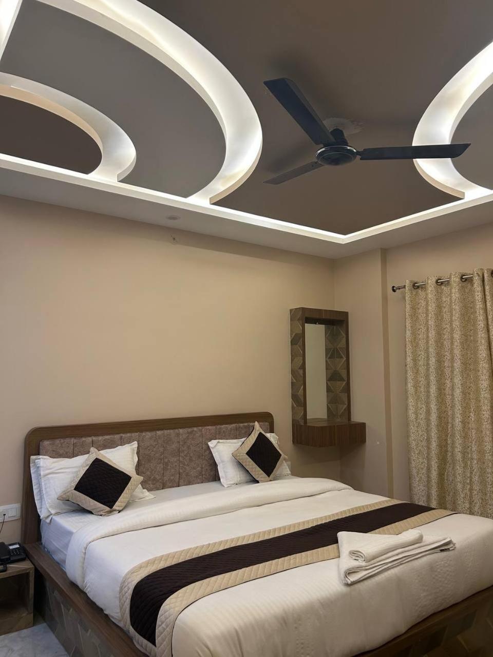 Hotel The Pushpraj Varanasi Bagian luar foto