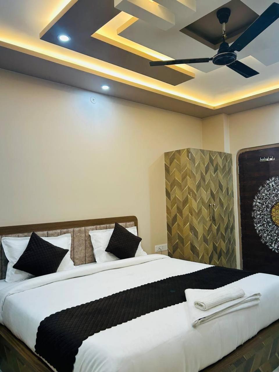 Hotel The Pushpraj Varanasi Bagian luar foto