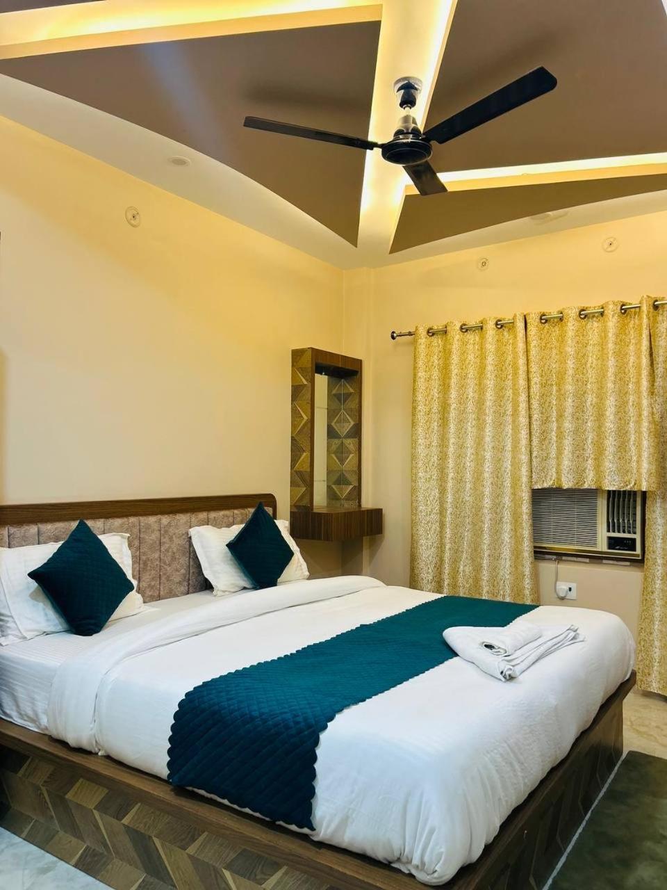 Hotel The Pushpraj Varanasi Bagian luar foto