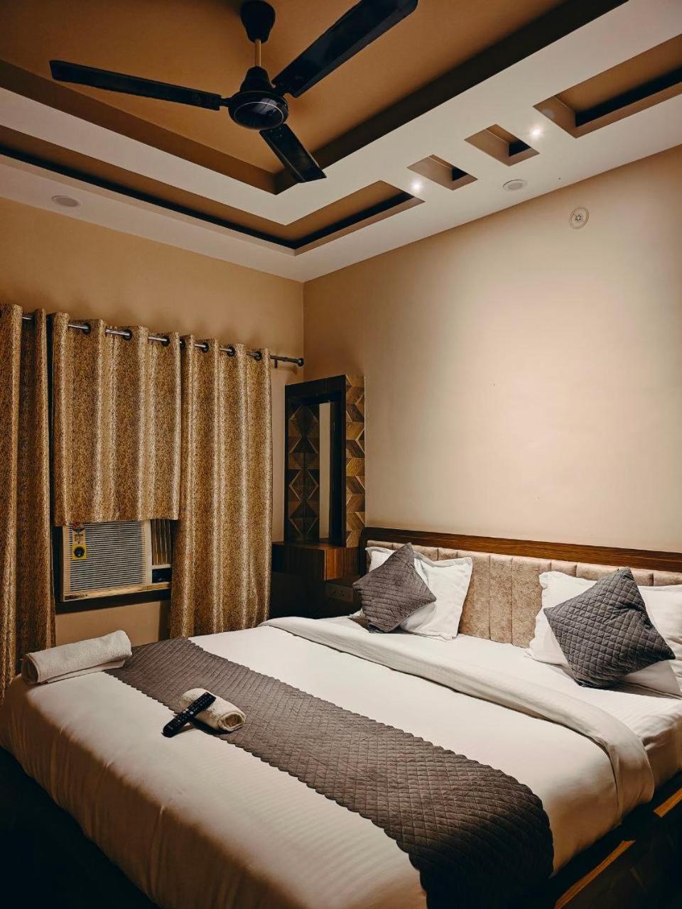 Hotel The Pushpraj Varanasi Bagian luar foto